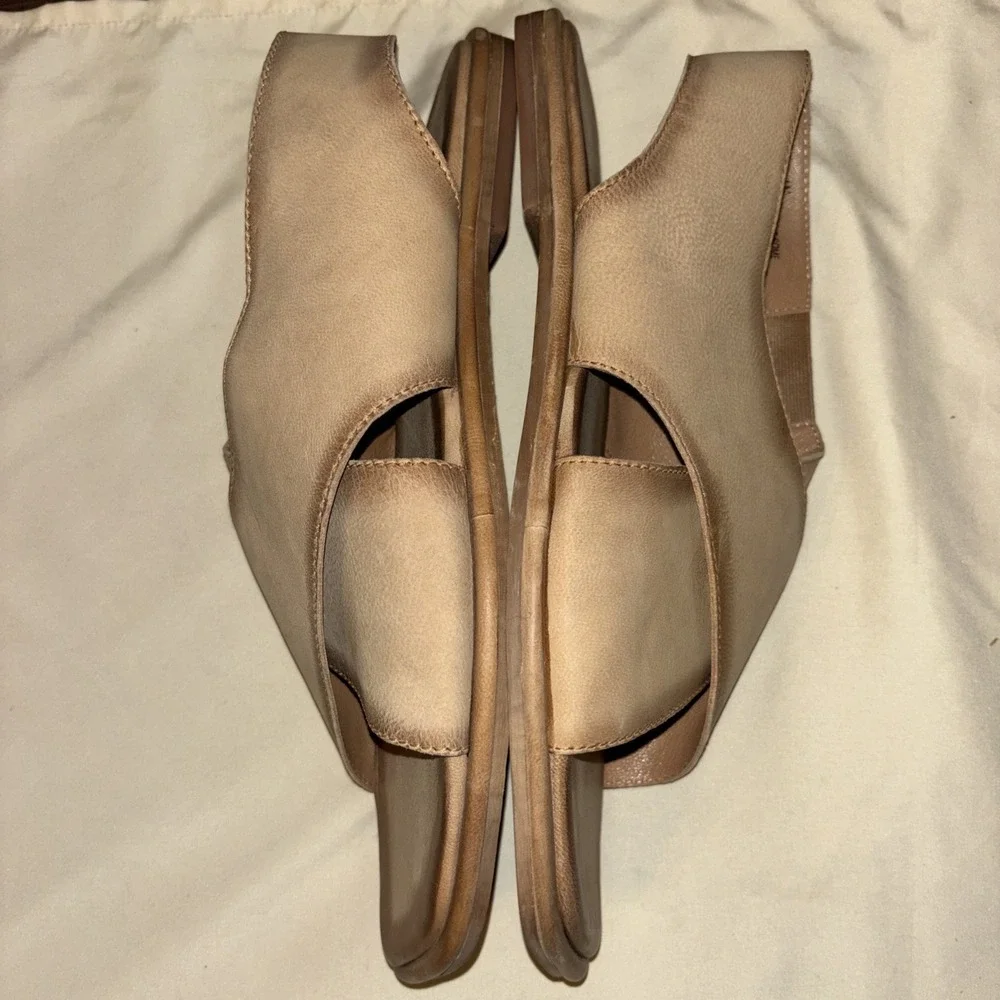 New Diba True 10 Venture Some Beige Sandals Ankle Strap Leather Cross Band Flats